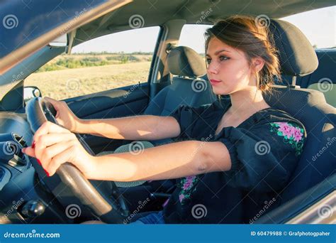 Une femme à poil conduit une moto tout